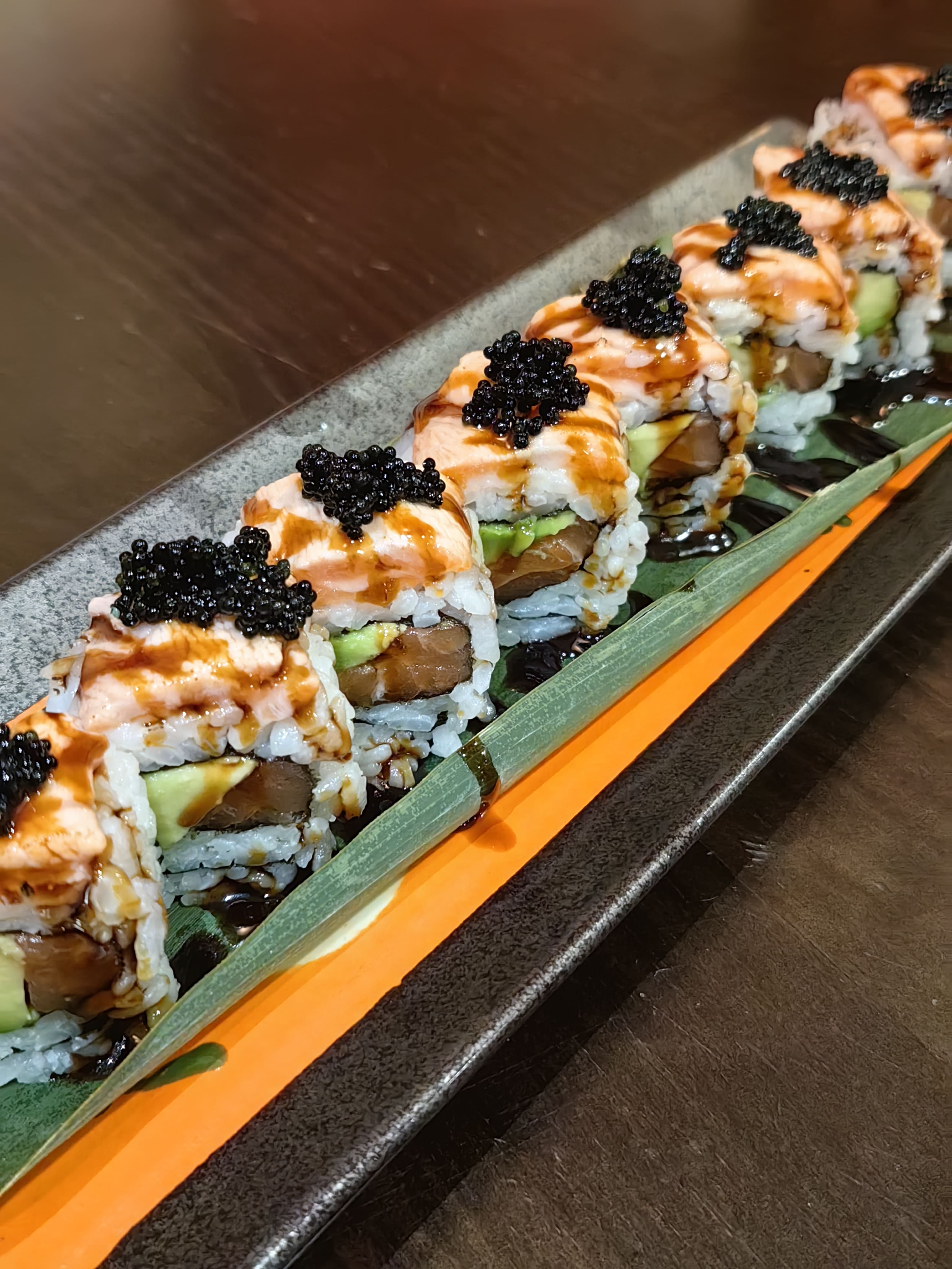 URAMAKI SALMON CUBIERTO (SALMON FLAMEADO) 8u