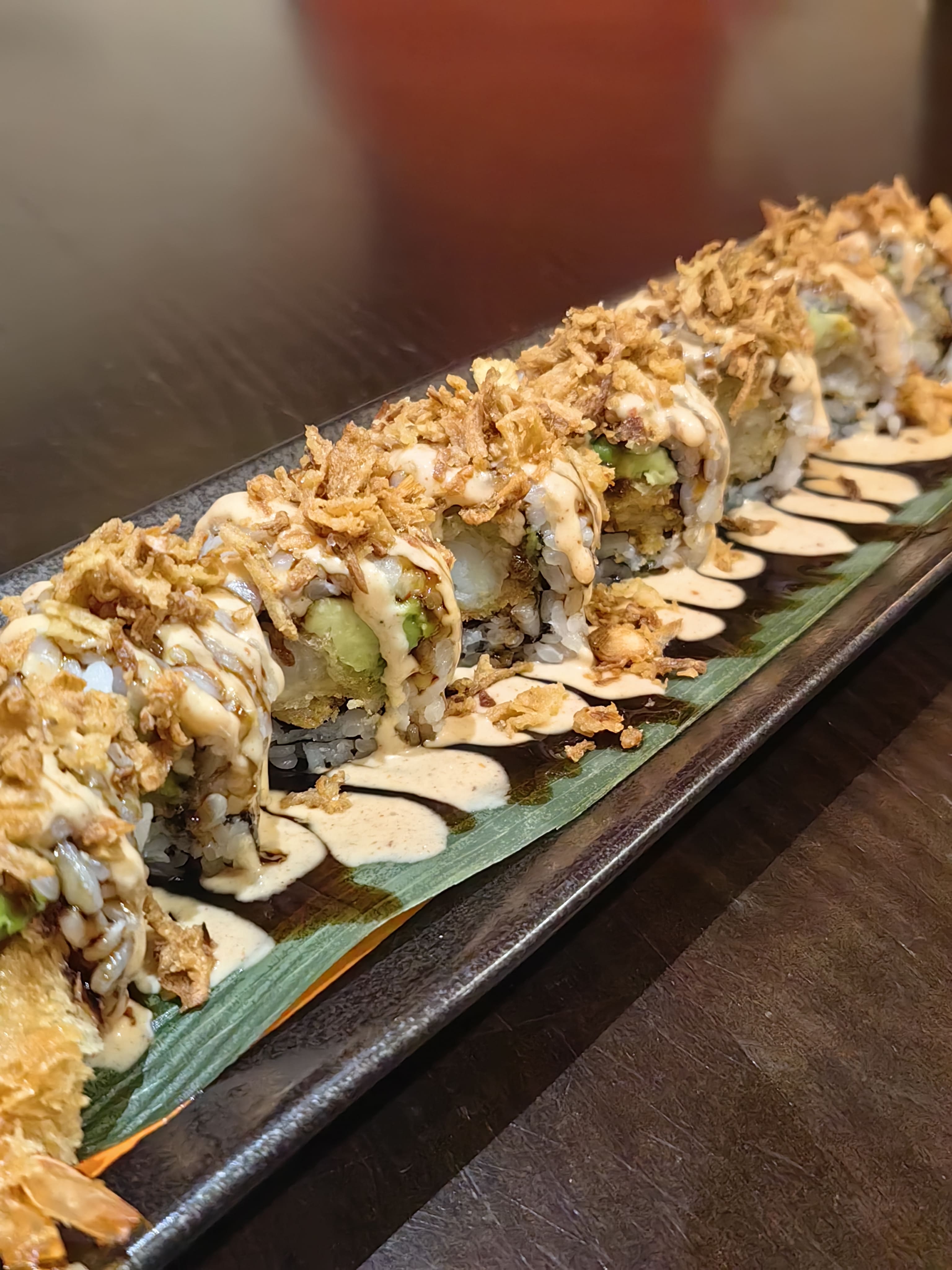 URAMAKI LANGOSTINO(CEBOLLA FRITA) 8u