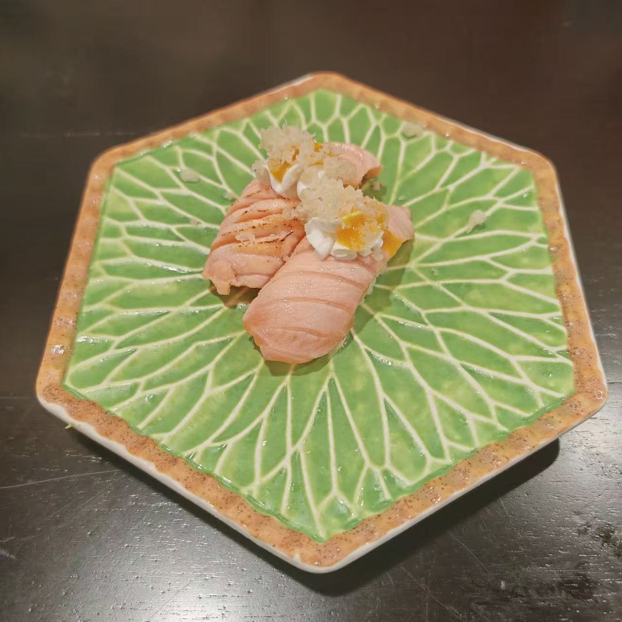 NIGIRI SALMON FLAMEADO(QUESO TEMPURA)