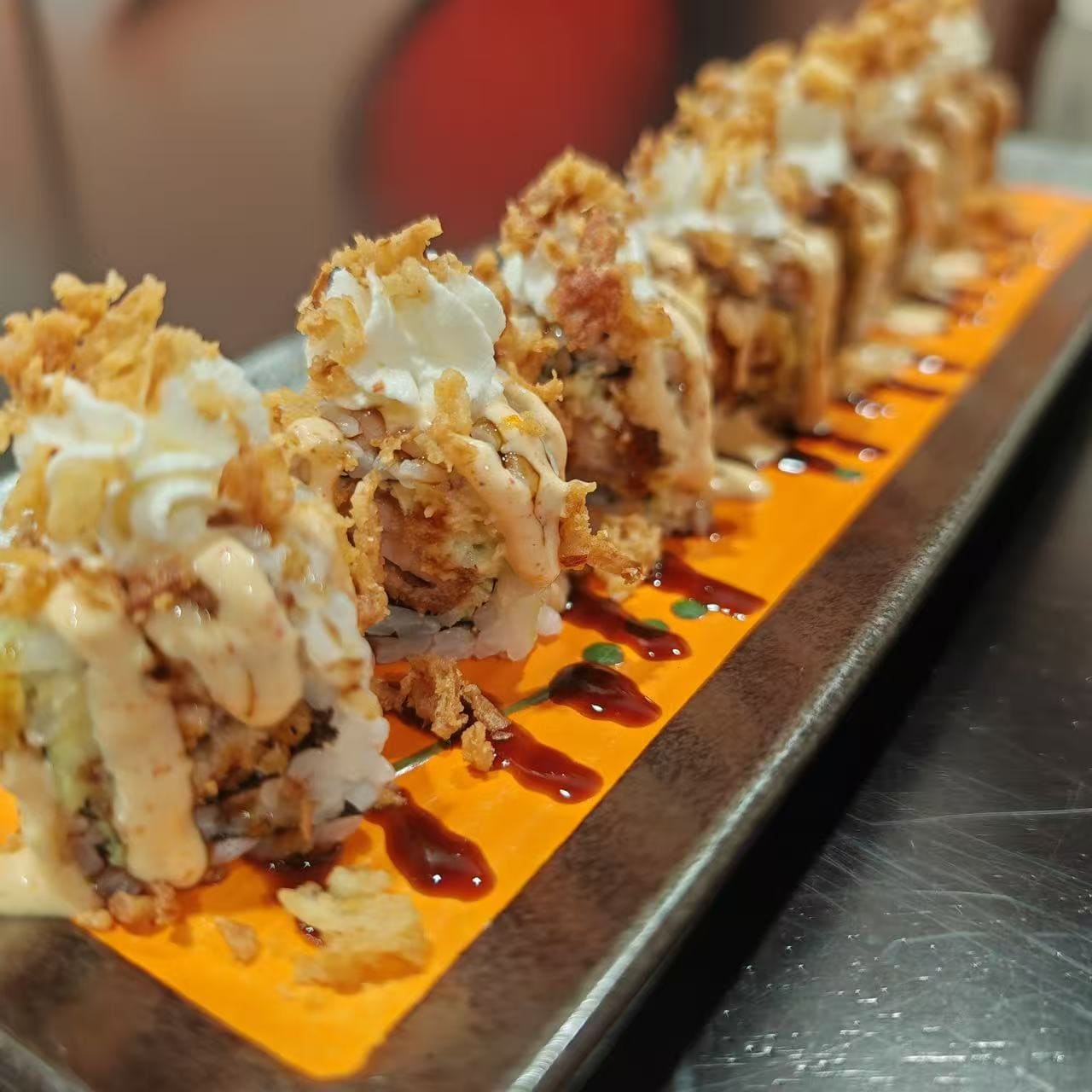 URAMAKI POLLO(QUESO CEBOLLA FRITA)