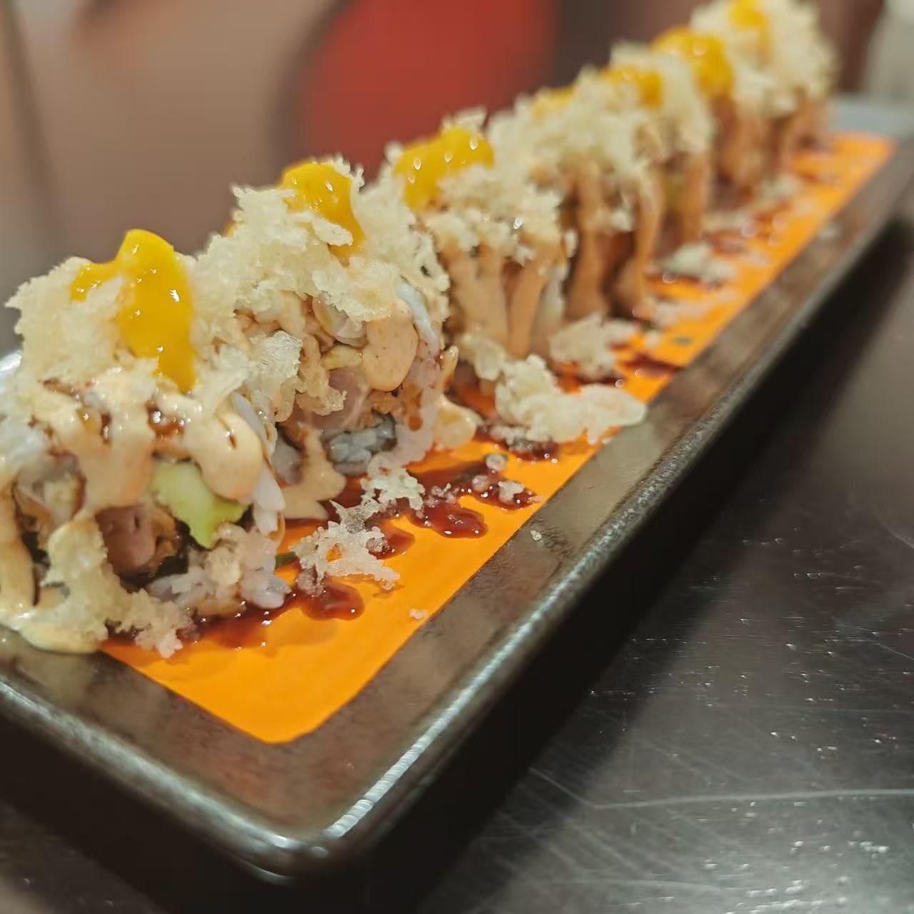 URAMAKI POLLO(TEMPURA SALSA MANGO)