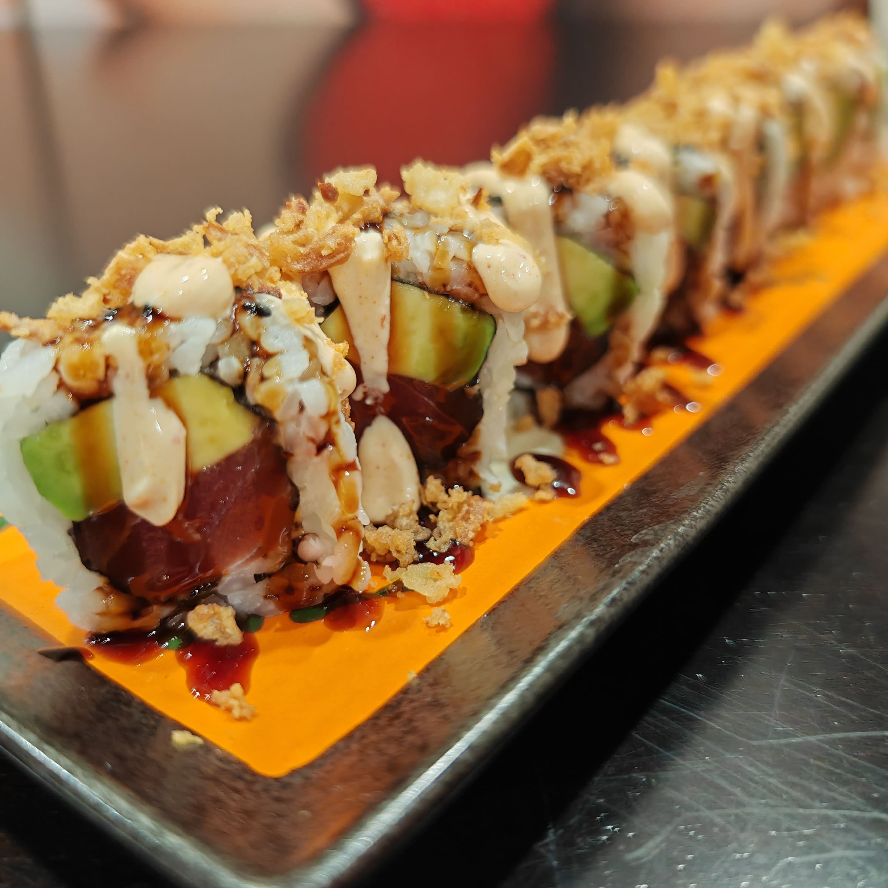 URAMAKI ATUN (CEBOLLA FRITA)