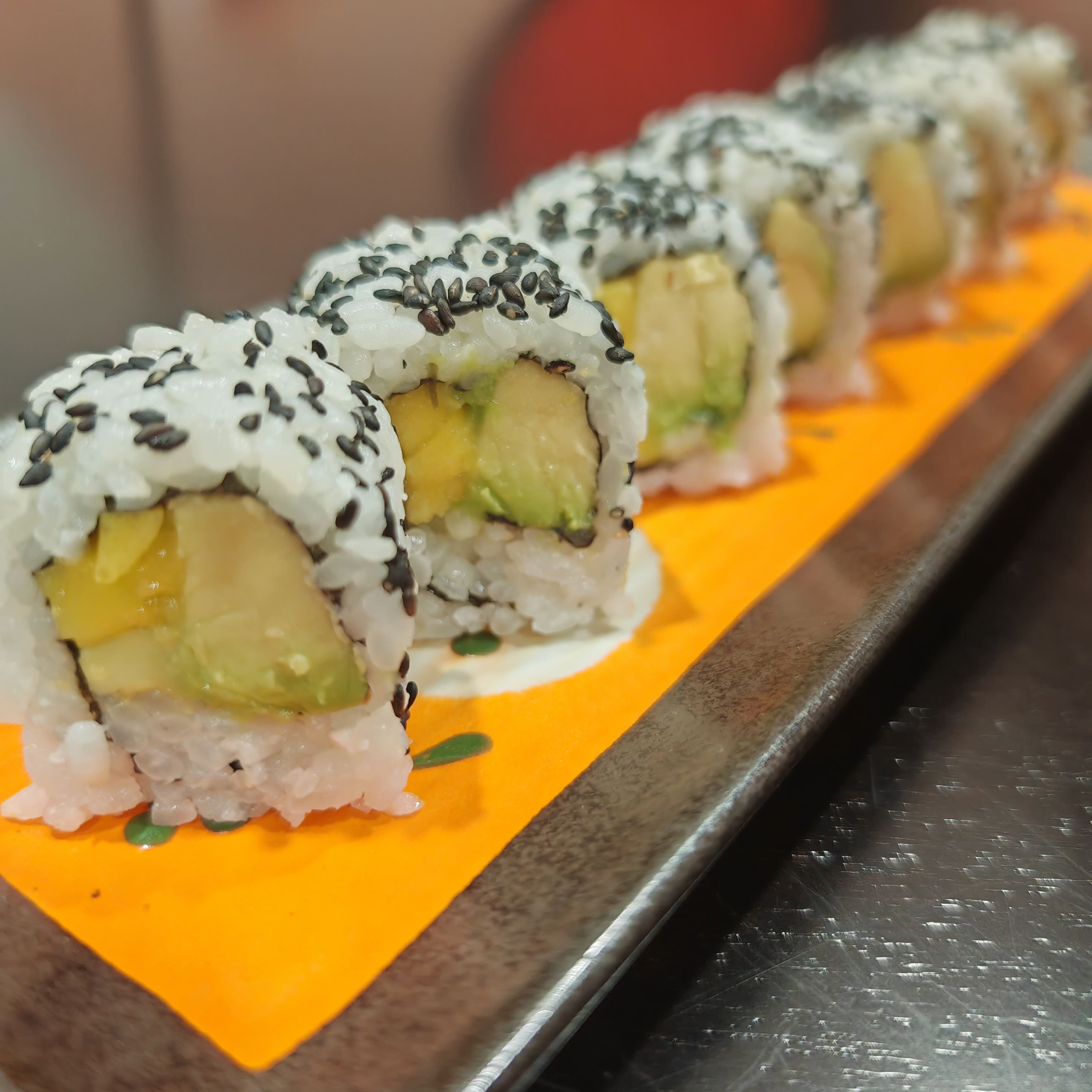 URAMAKI VEGETAL(AGUACATE MANGO)